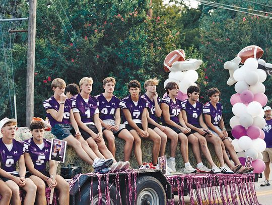 Band, students, players thrill Homecoming parade crowd