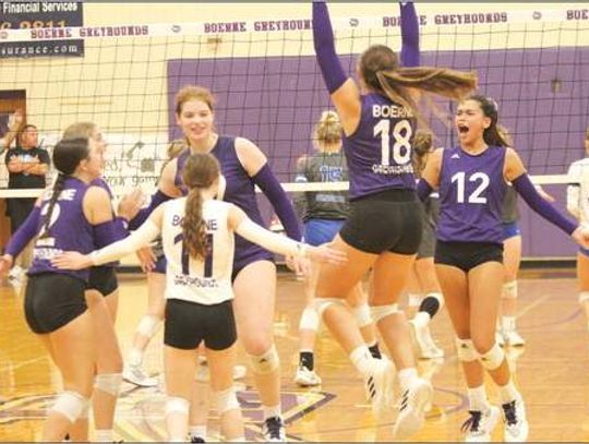 Boerne girls hold off Lady Bulldogs