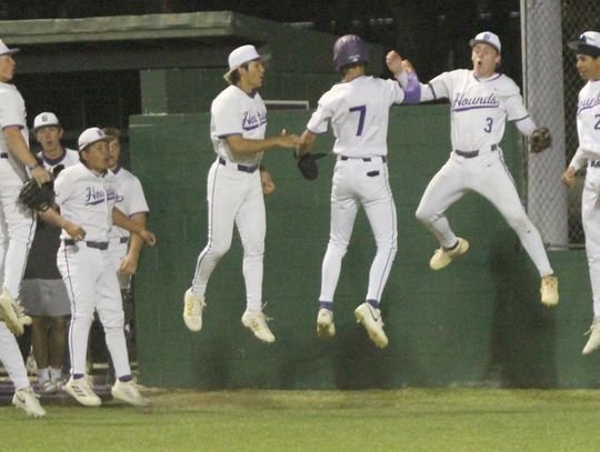 Chargers win district title; Boerne High clinches playoff spot