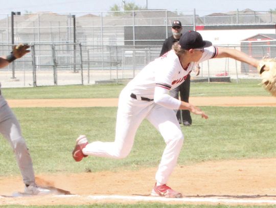 Champion baseball sweeps Thunderbirds