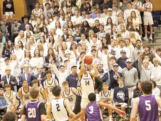 Chargers heat up from outside to take down Hounds