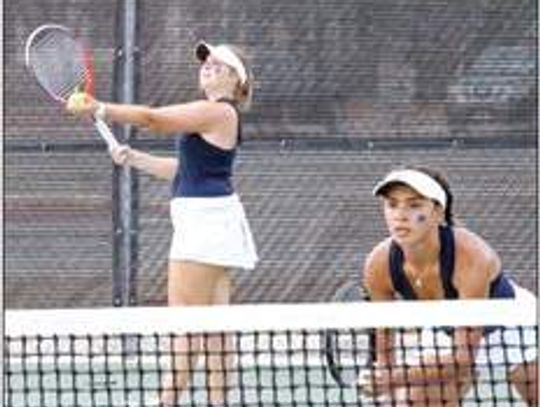 Chargers post 2-1 mark at NISD tennis tourney