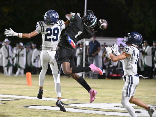 Chargers roll in first round, Bobcats are beaten