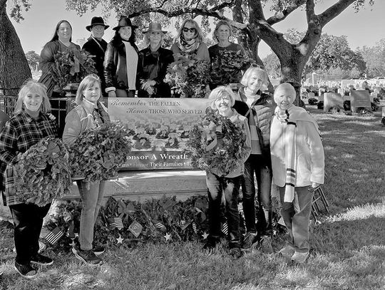 DAR aids in Wreaths Across America effort