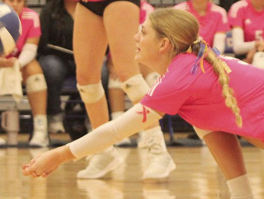 Geneva and Comfort volleyball teams in action