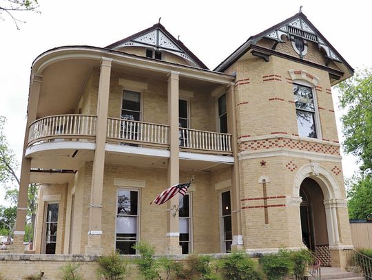 History tour draws hundreds to Comfort landmark