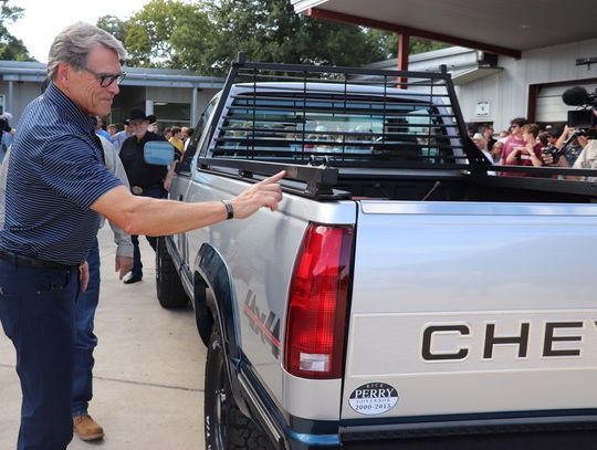 Boerne students surprise Rick Perry with restoration of father's '92 Chevy pickup