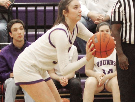 Lady Hounds handle Highlands, wallop Warren to stay perfect