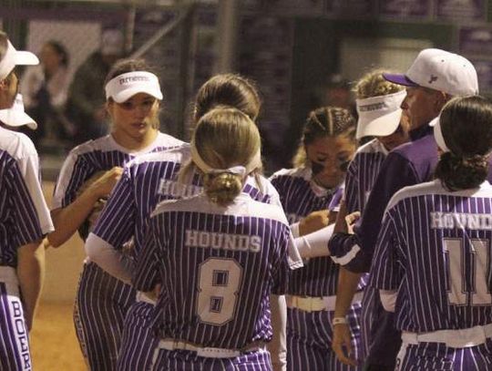 Lady Hounds hit 7 home runs against Bandera