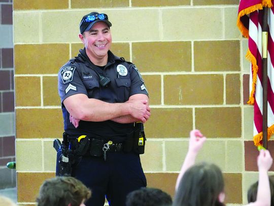 Officer helps bring the zoo to the school