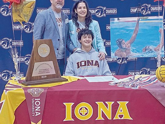 Perez Puente signs with Iona University