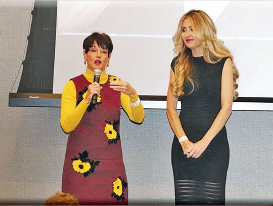 Political party dinner draws hundreds