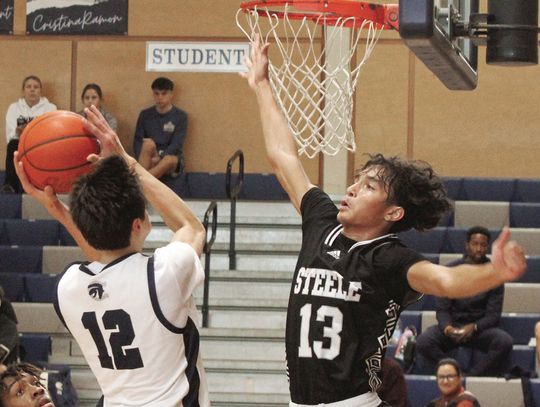 Steele edges Chargers with late bucket, 47-46