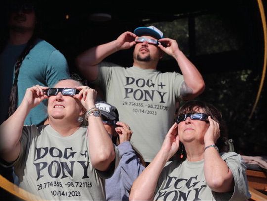 Thousands pack Hill Country Mile for eclipse