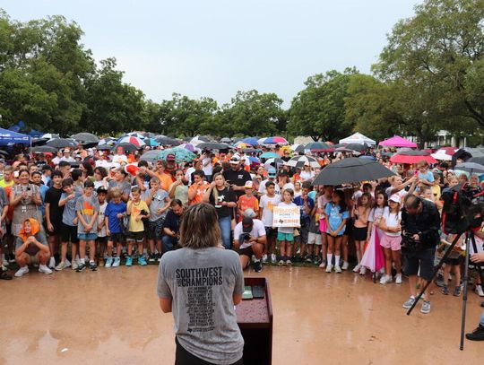 Thousands turns out to welcome home Boerne Little Leaguers