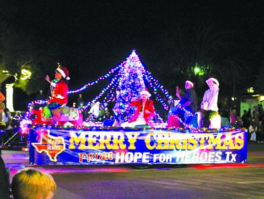 Weihnachts Parade rolls through Boerne