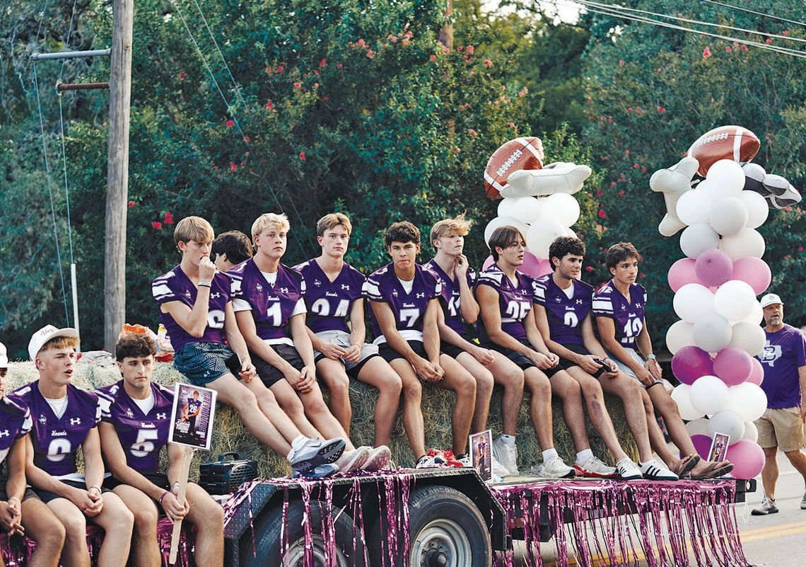 Band, students, players thrill Homecoming parade crowd