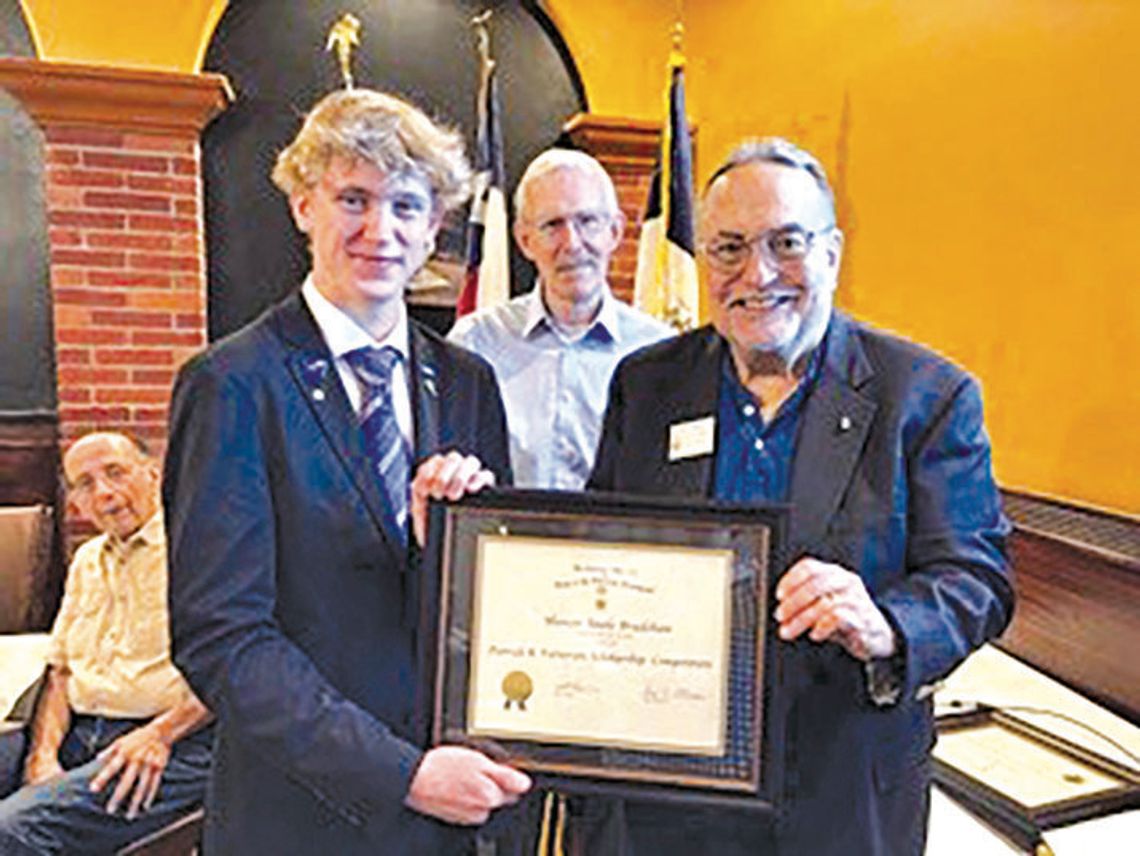 Bradshaw, Perez earn SAR scholarships