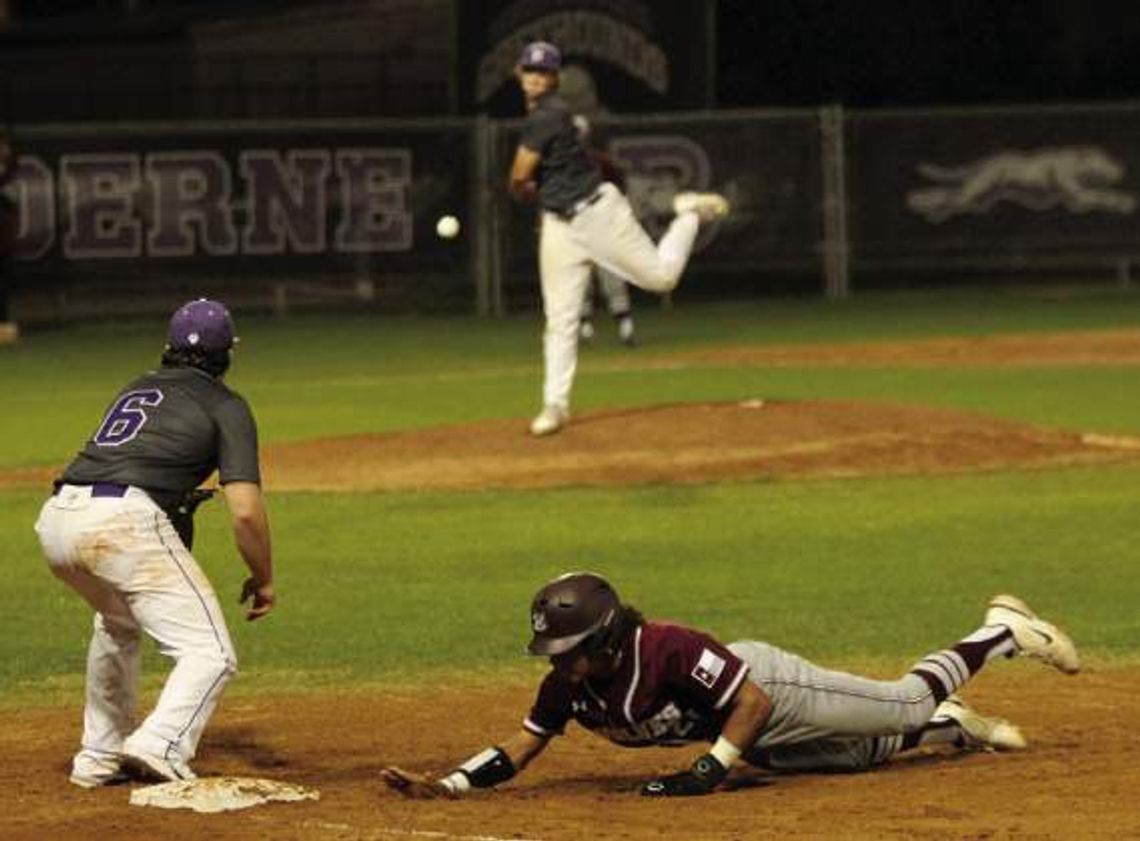 Greyhounds tame Wolves, 11-2