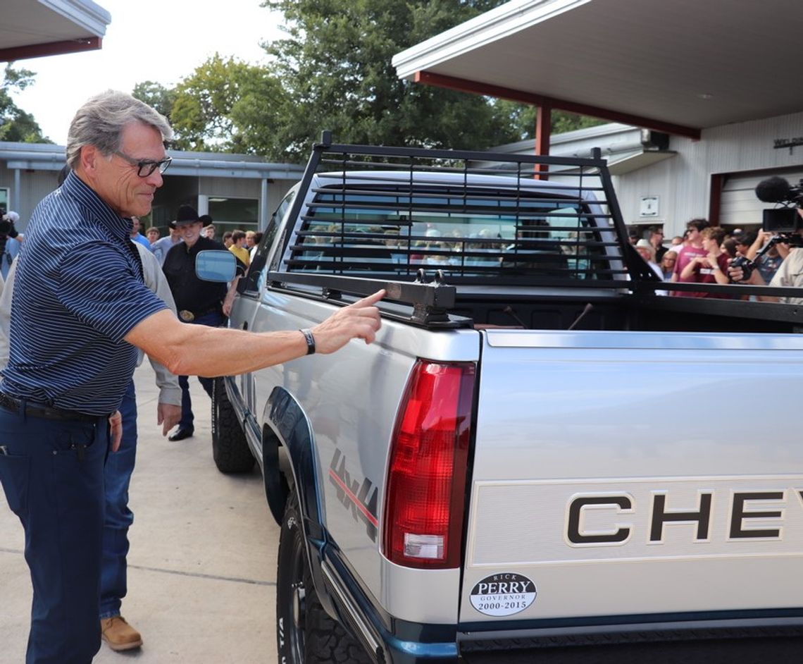 Boerne students surprise Rick Perry with restoration of father's '92 Chevy pickup