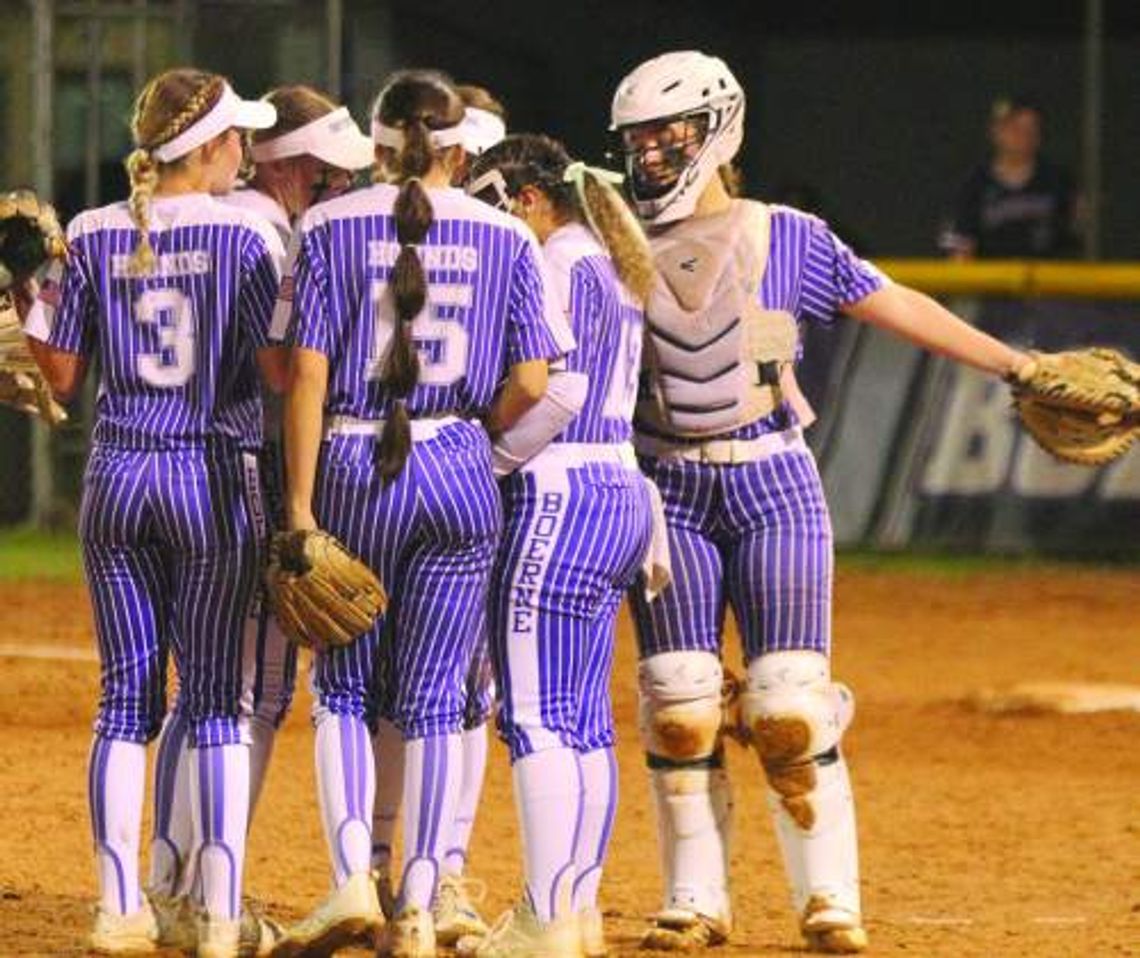 Lady Hounds advance to fourth round of playoffs