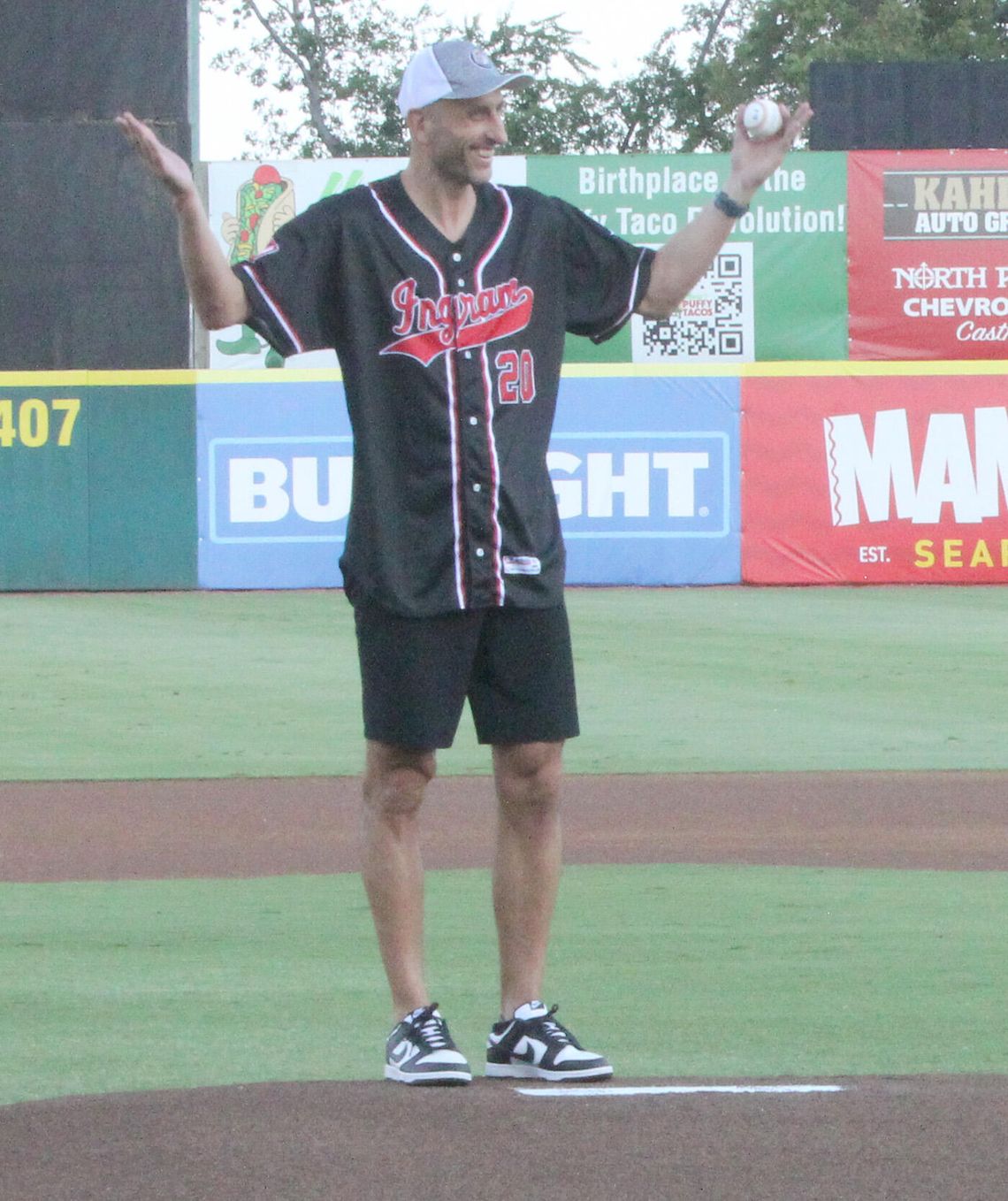 Manu Ginobili throws out first pitch at S.A. Missions' Hill Country Fundraiser