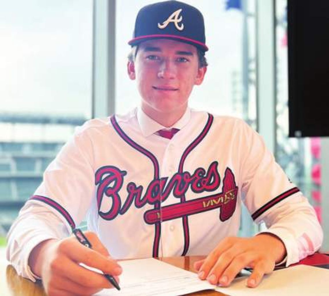 Phillips now officially with Braves