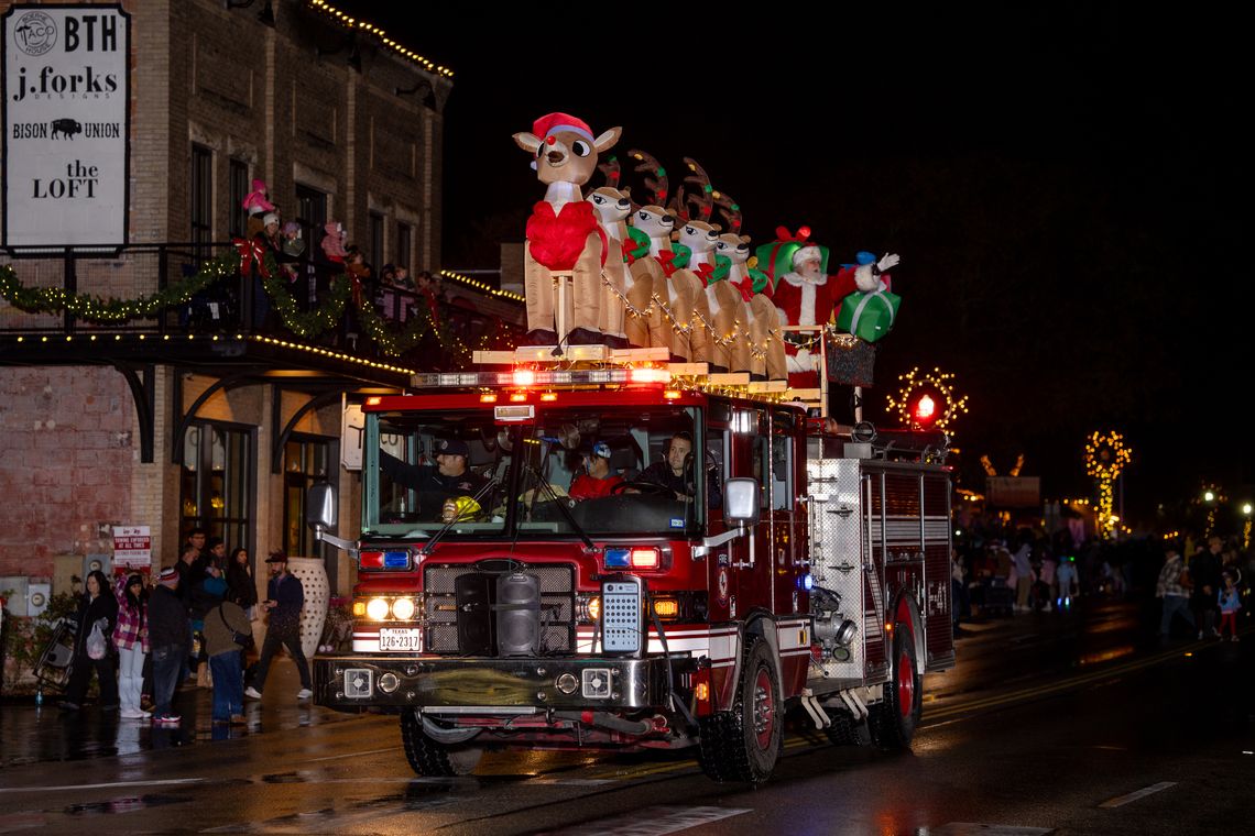 Rain dampens but doesn’t stop Weihnachts Parade