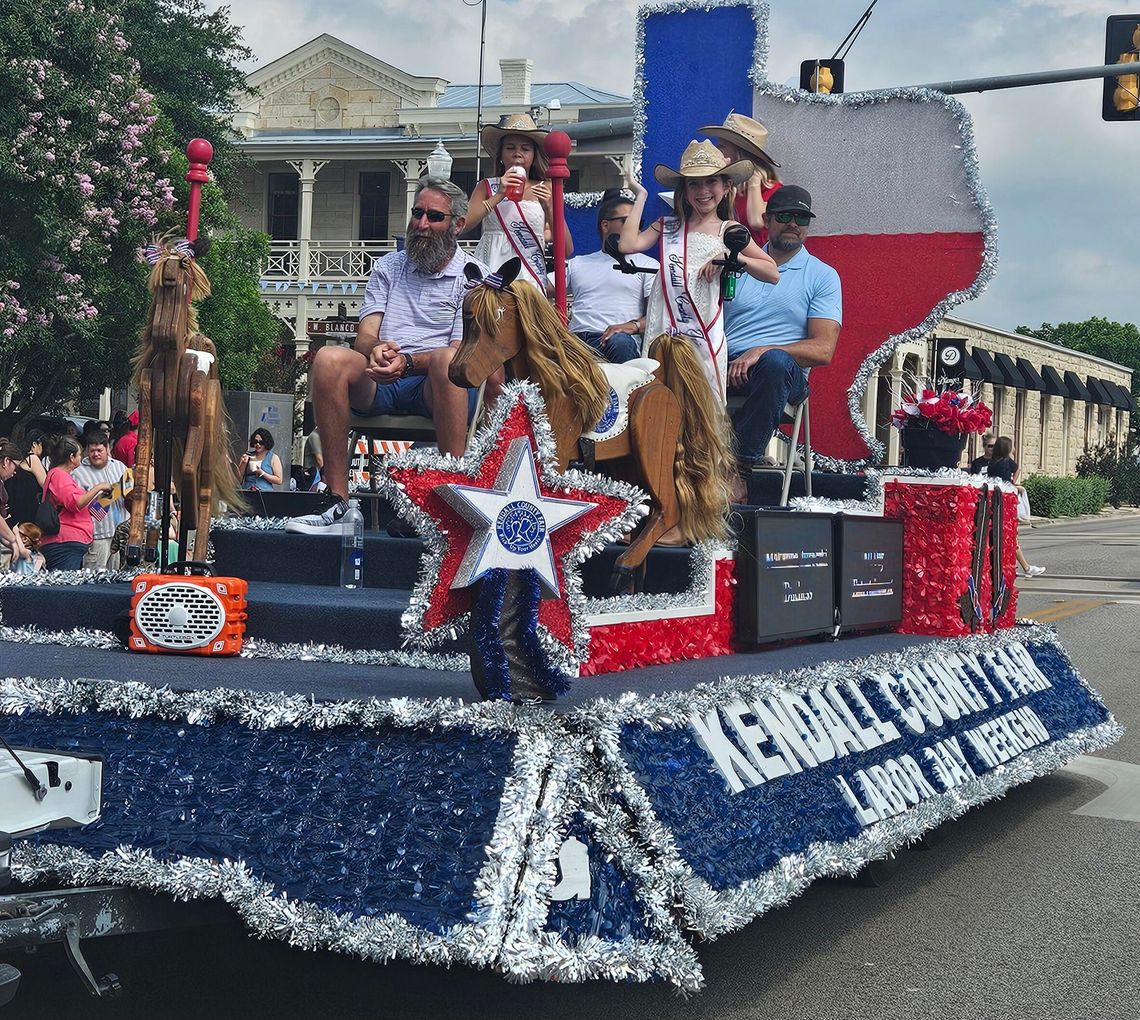 Second Annual Das Festival of Kendall Parade packs them in on the Hill Country Mile