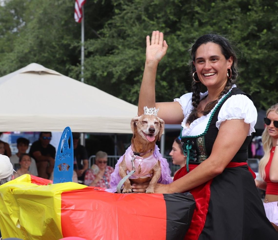 Second Annual Das Festival of Kendall Parade packs them in on the Hill Country Mile