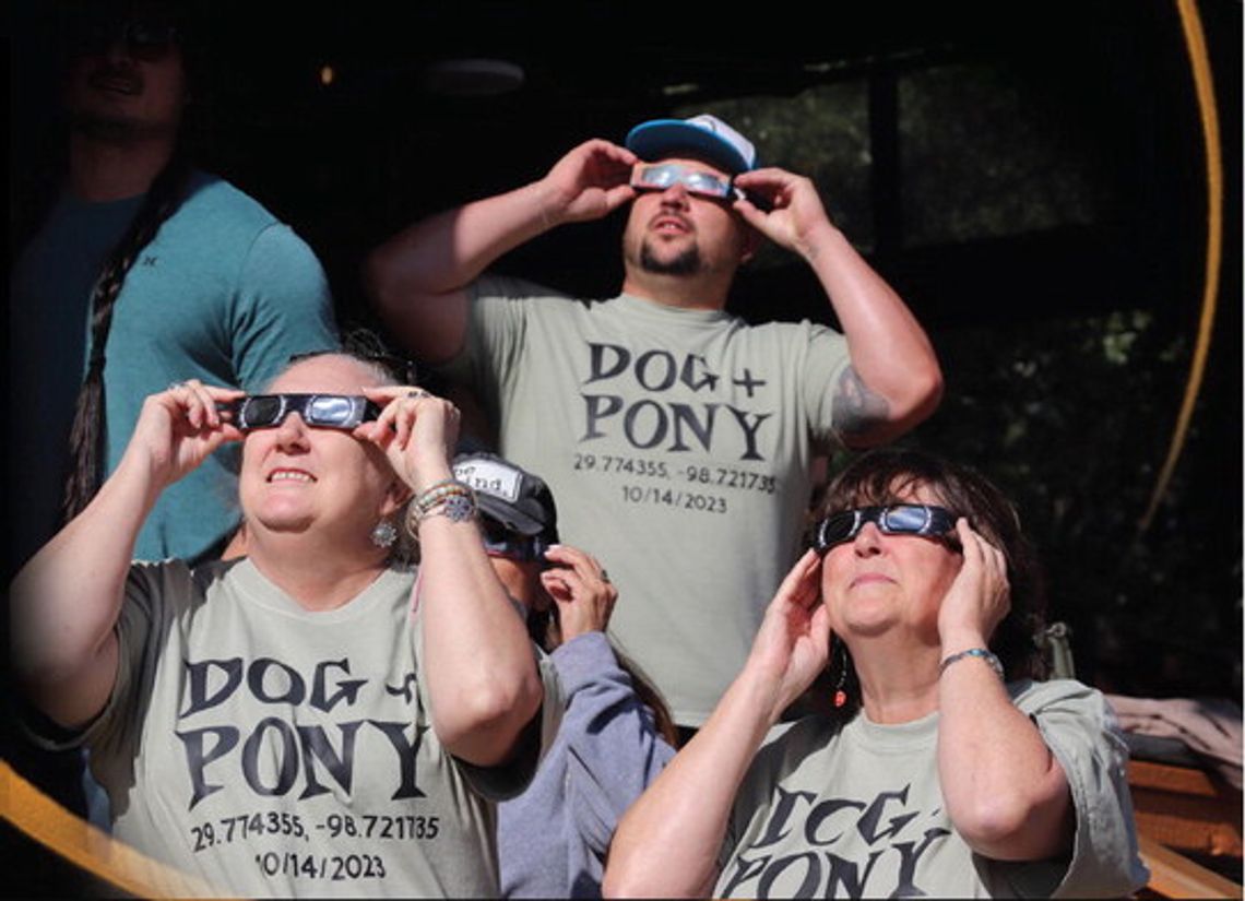 Thousands pack Hill Country Mile for eclipse