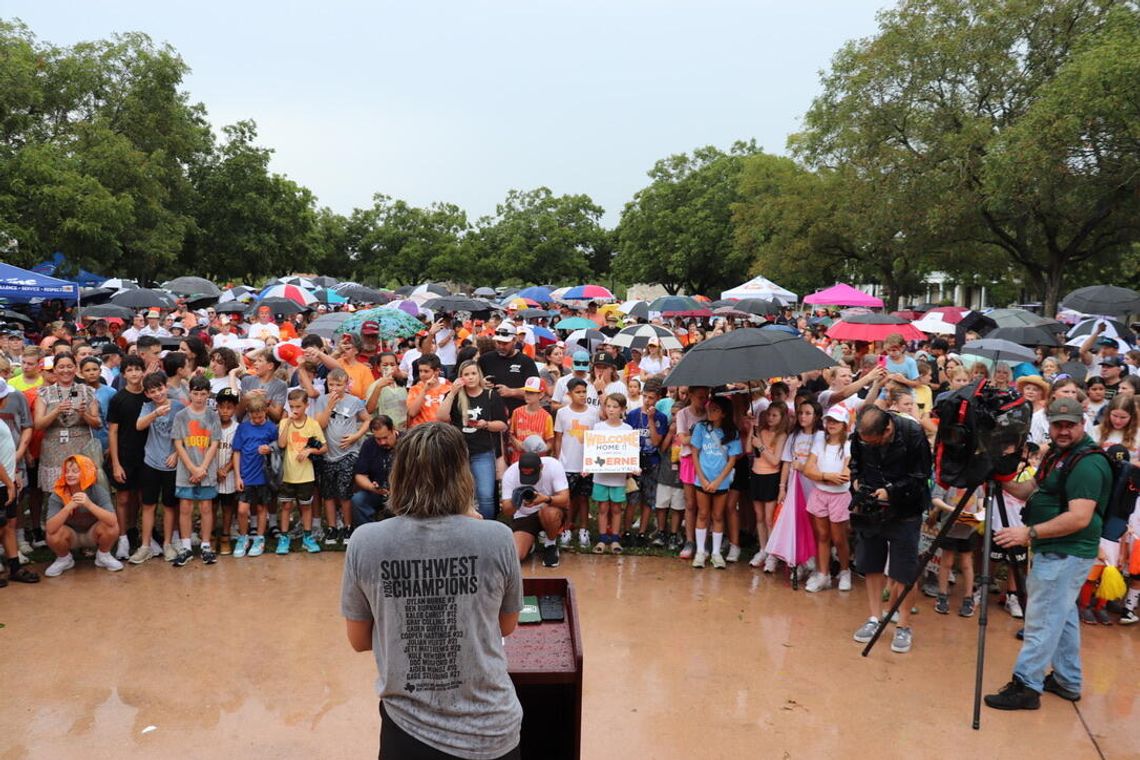 Thousands turns out to welcome home Boerne Little Leaguers