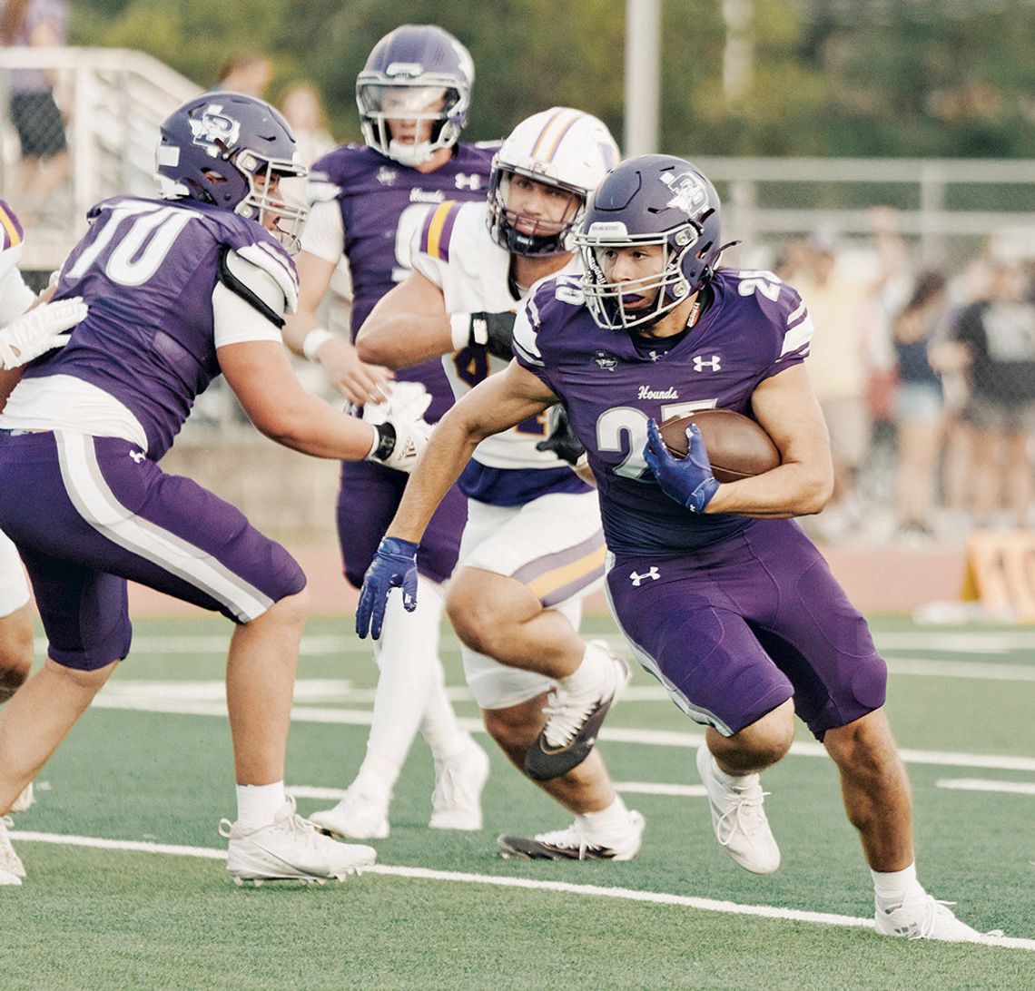 Warriors come up with late turnover to turn Greyhounds away, 35-28