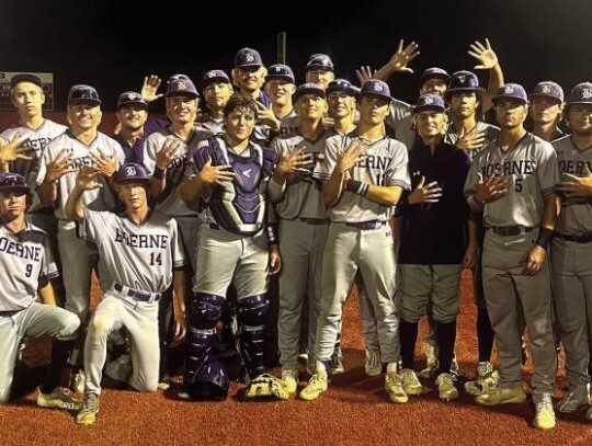 Boerne’s baseball team is holding up five fingers to symbolize advancing to the fifth round of the 4A playoffs after the Greyhounds defeated Robstown last week in Jourdanton.