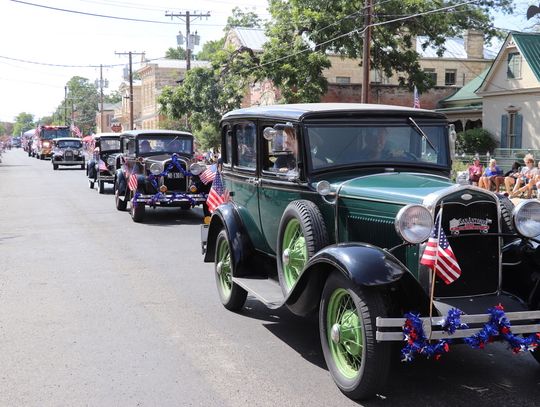Comfort draws hundreds for annual July 4 parade